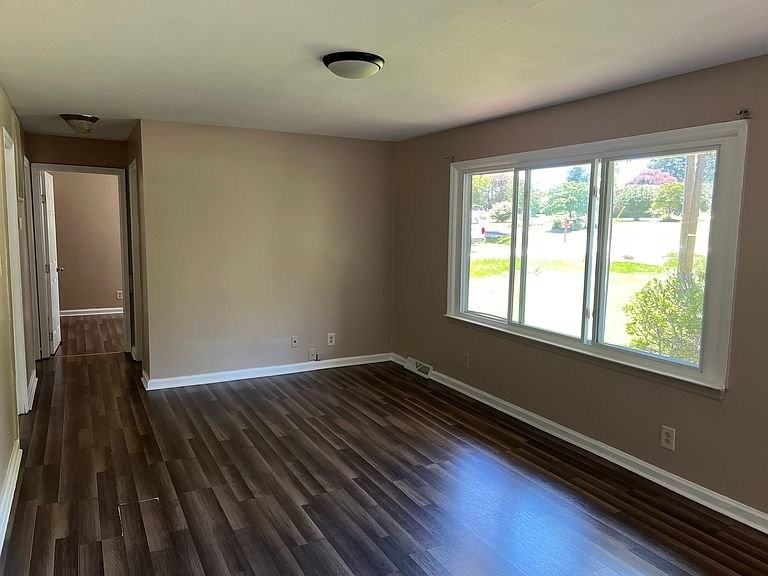 310 Eastwood Dr - Photo 2 of 10