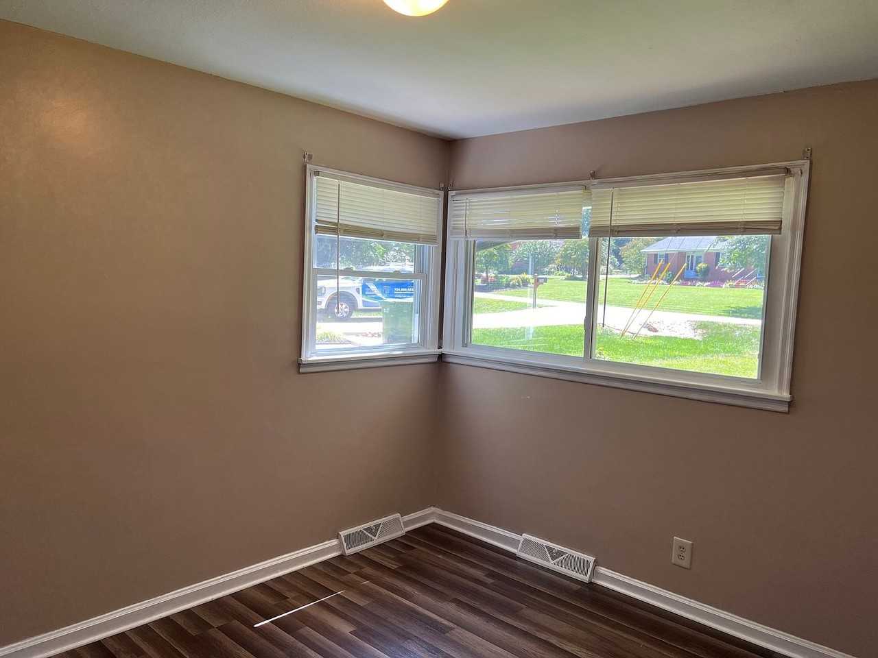 310 Eastwood Dr - Photo 3 of 10