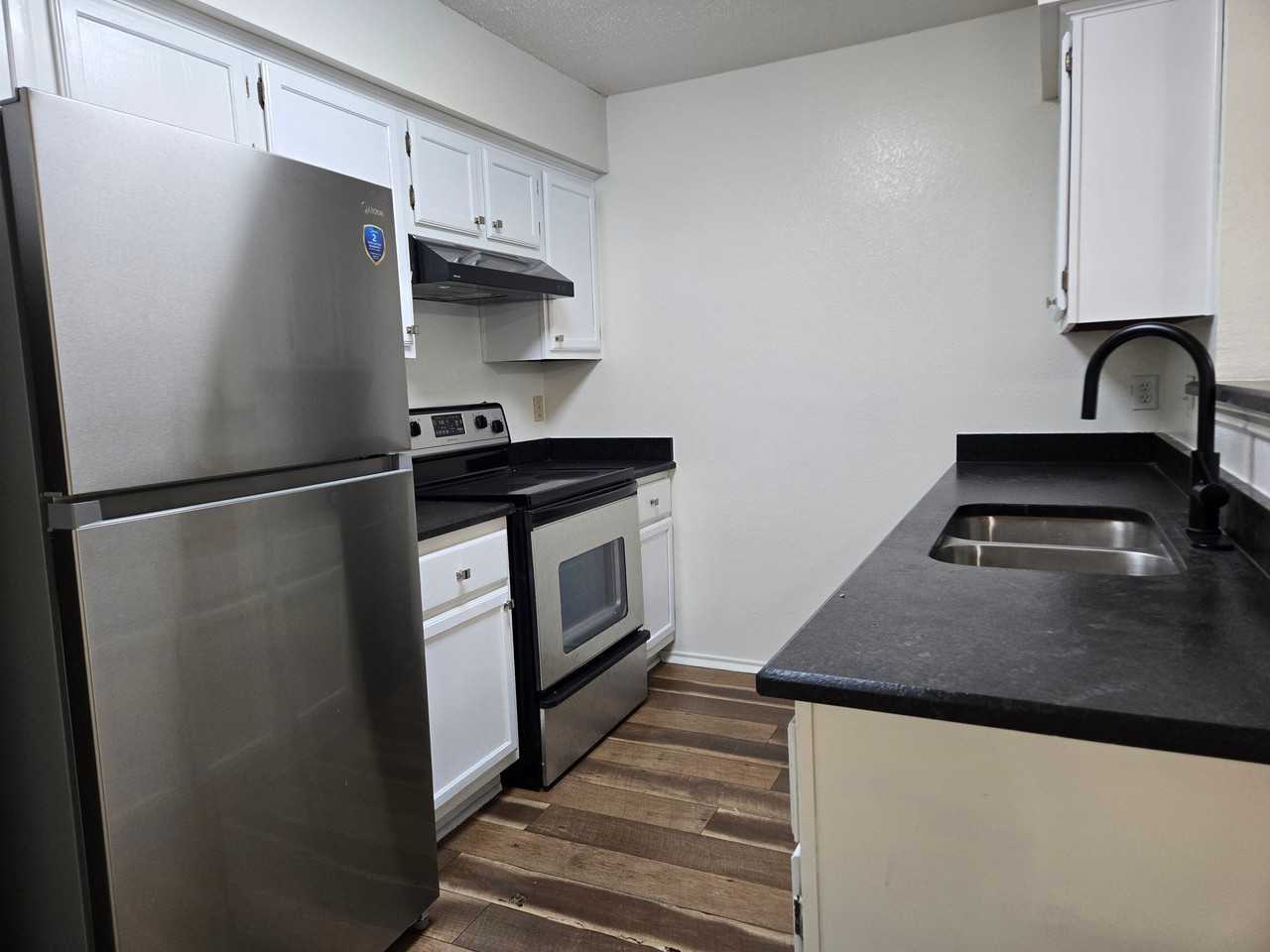 1106 Buttercup Cir - Photo 3 of 12