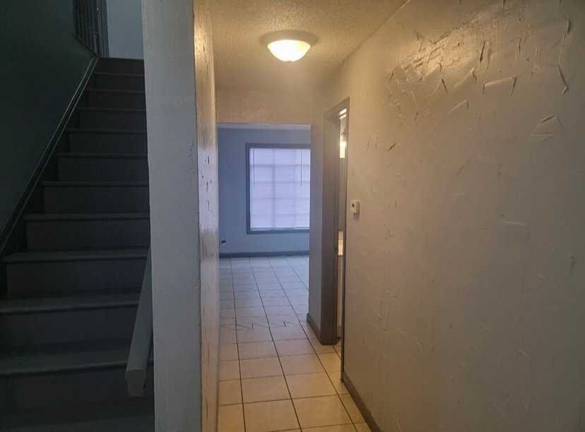 817 Ne 81st St - Photo 3 of 18