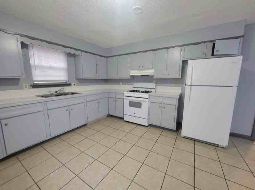 817 Ne 81st St - Photo 7 of 18