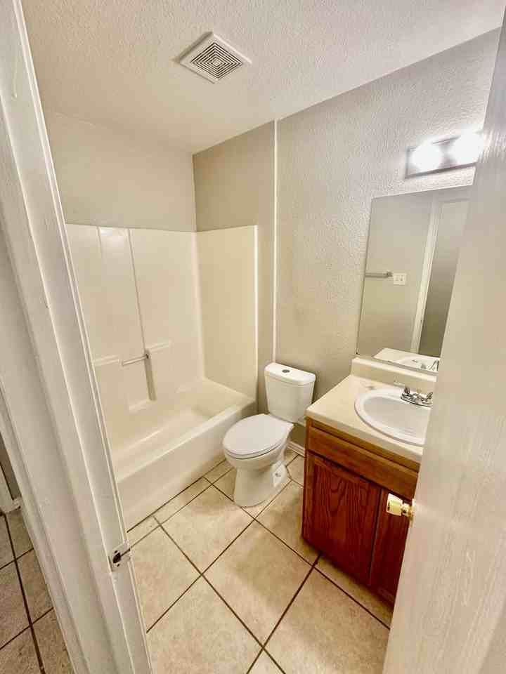 13133 Independence Ave - Photo 5 of 10