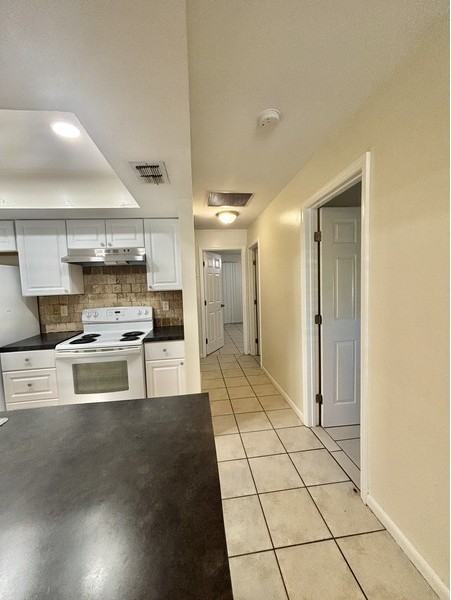 810 Ne 8th St - Photo 5 of 24