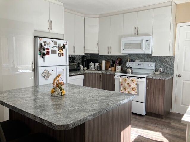 11827 92 St Nw - Photo 2 of 8