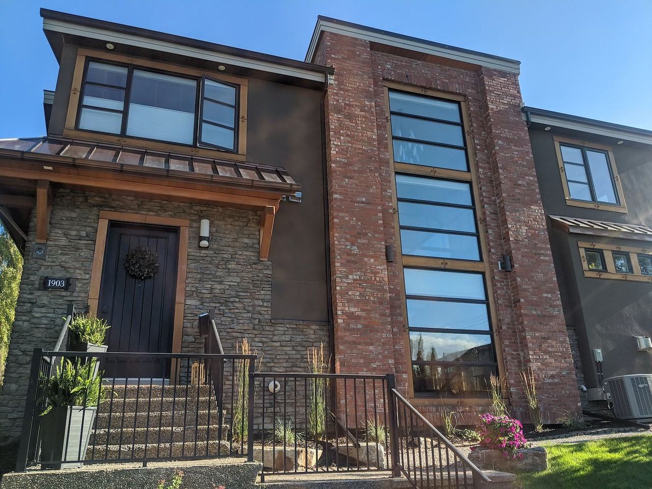 1903 44 Ave Sw - Photo 2 of 33