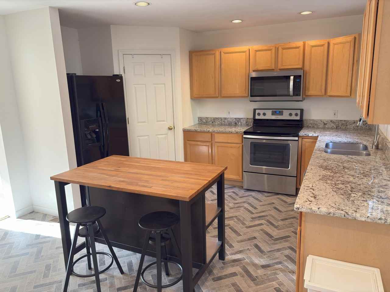 2562 Creve Coeur Dr #NA - Photo 2 of 26