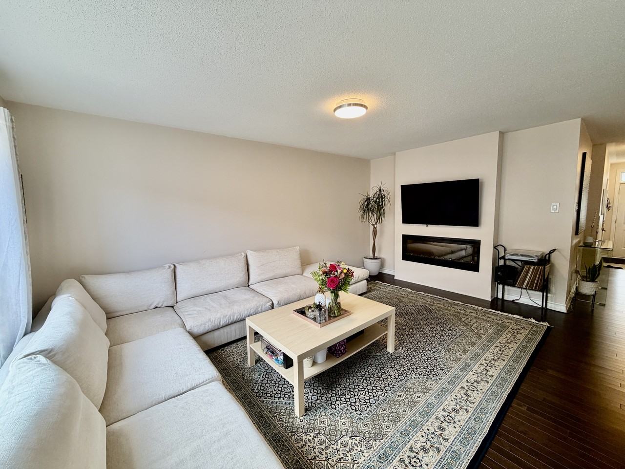 703 Maloja Way - Photo 4 of 27