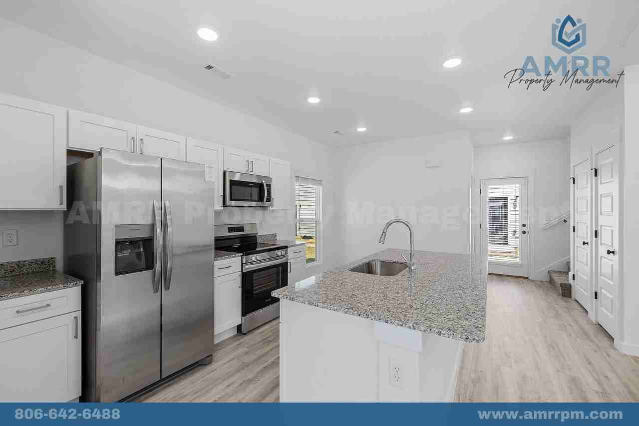 1040 Indiana Ave - Photo 4 of 21