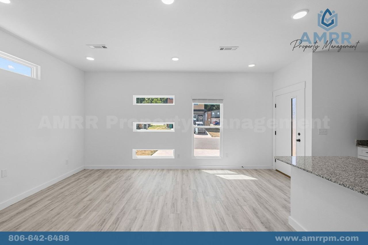 1040 Indiana Ave - Photo 7 of 21