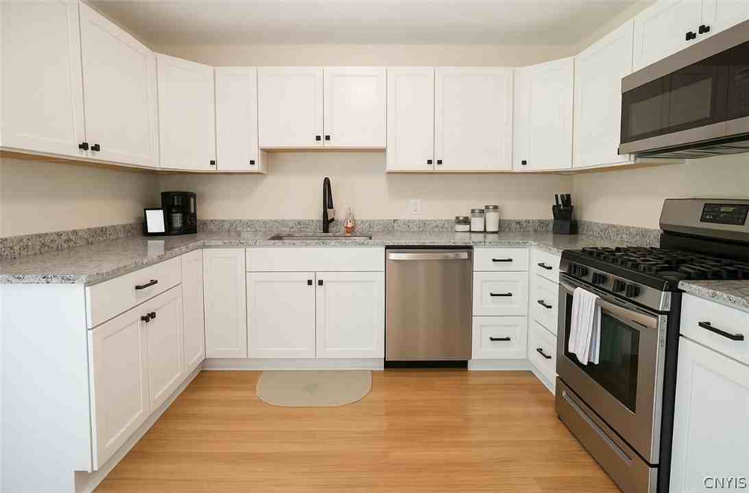 420 Spruce St - Photo 4 of 22