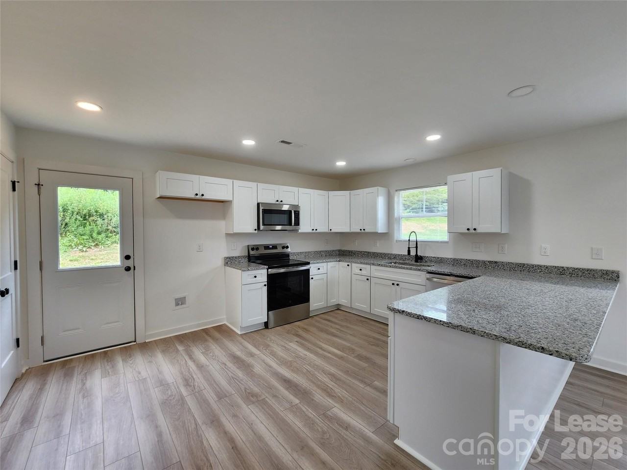 907 Hill St - Photo 4 of 14