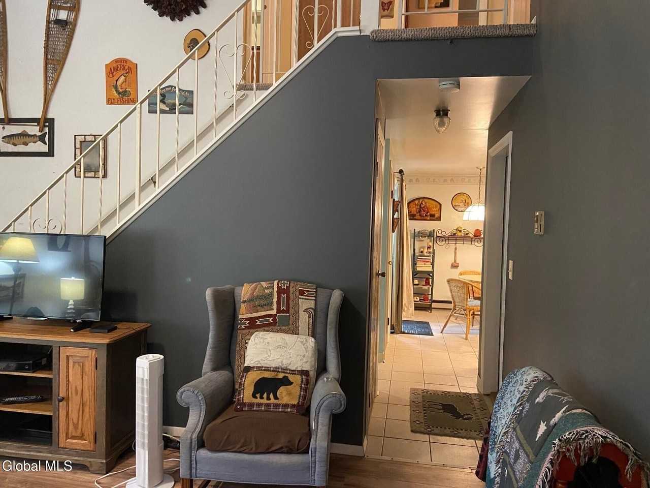 24 Elizabeth Ln - Photo 2 of 21