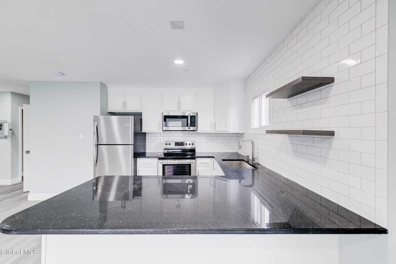 13 Bancker Ave - Photo 5 of 18