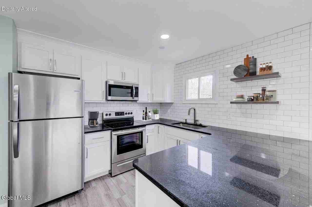 13 Bancker Ave - Photo 6 of 18
