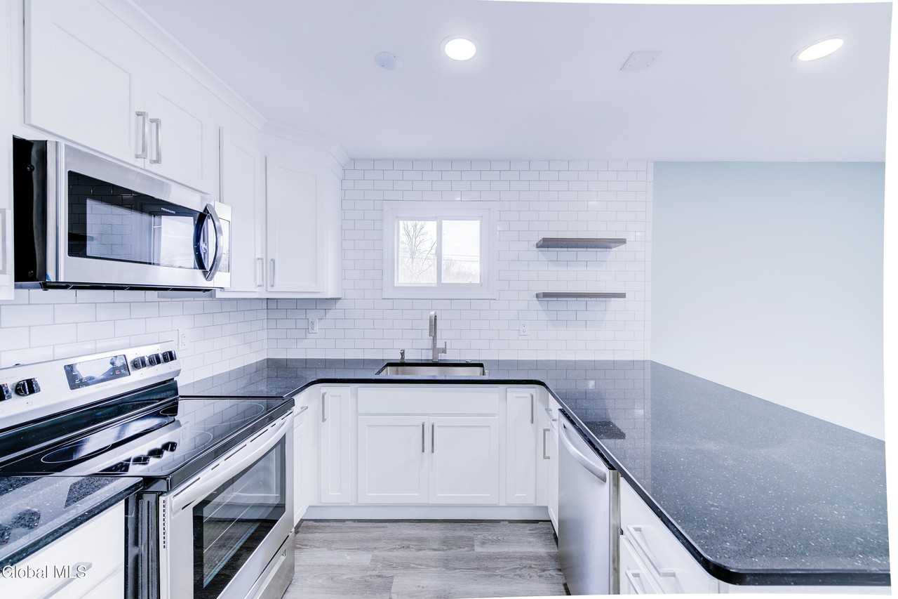 13 Bancker Ave - Photo 7 of 18