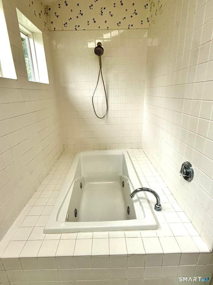 2605 Albany Ave - Photo 7 of 21