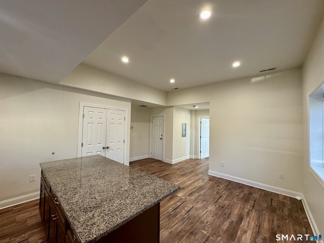 950 Lindley St - Photo 2 of 14