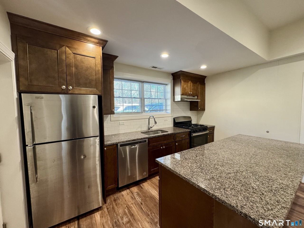 950 Lindley St - Photo 3 of 14