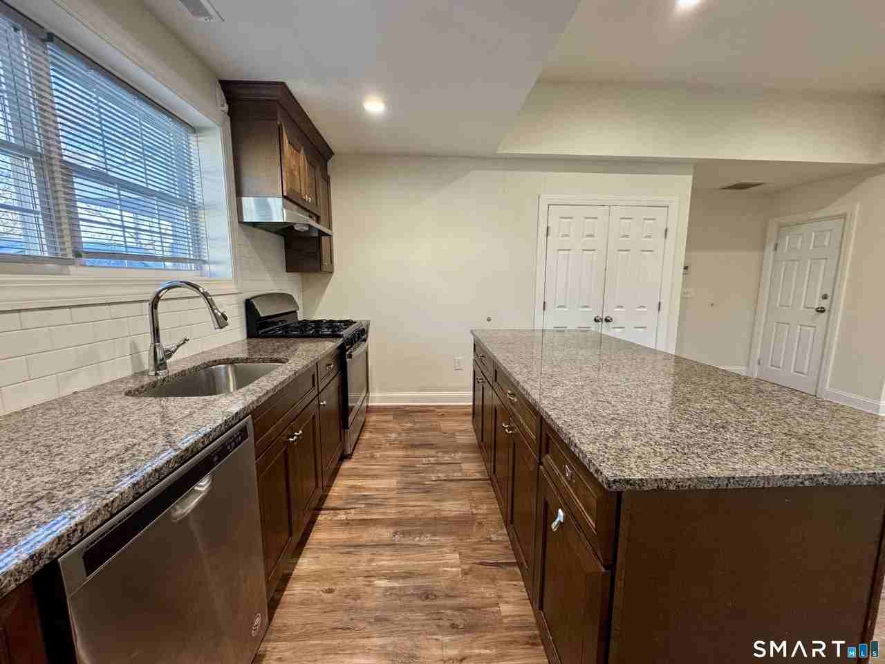 950 Lindley St - Photo 4 of 14