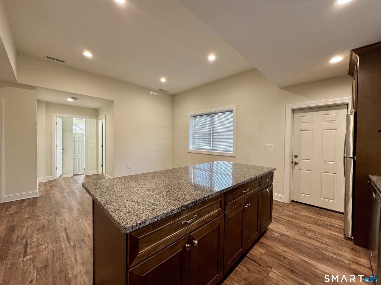950 Lindley St - Photo 5 of 14