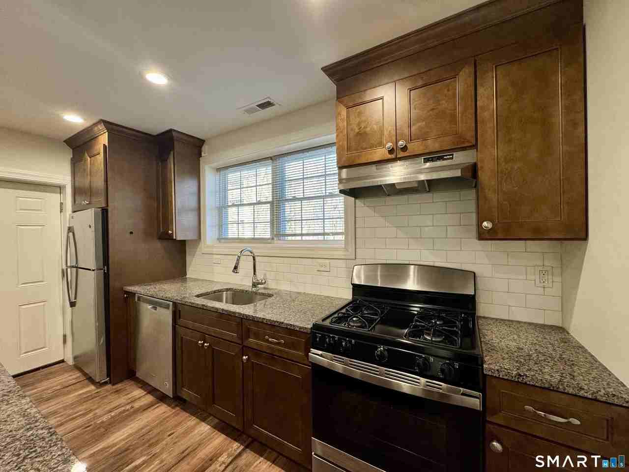 950 Lindley St - Photo 6 of 14