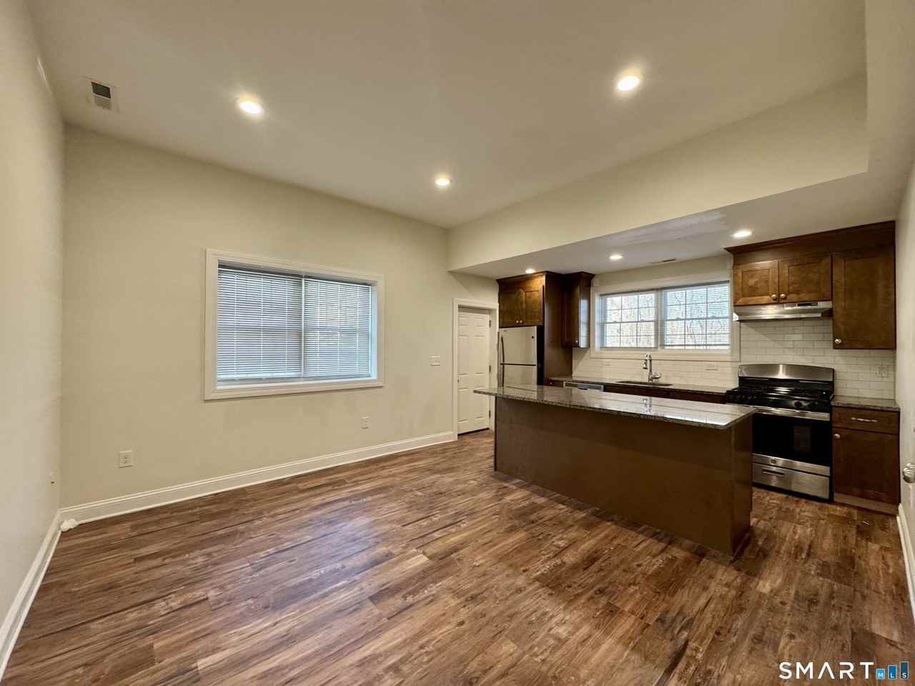 950 Lindley St - Photo 7 of 14