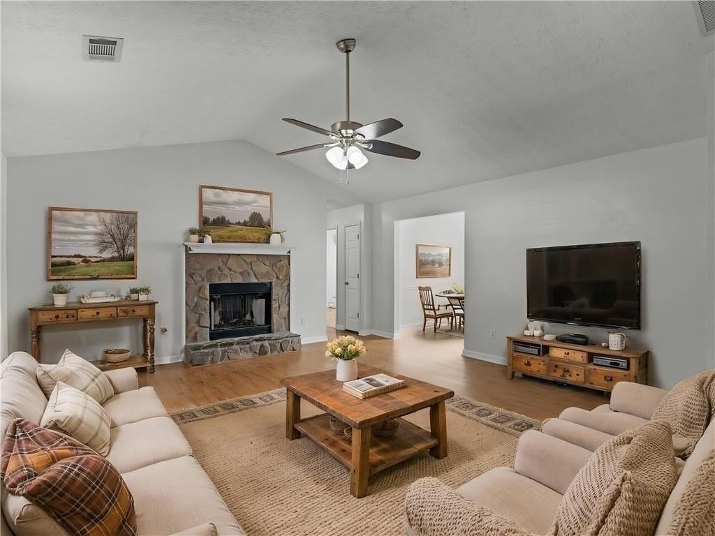 108 Greenleaf Dr - Photo 2 of 30