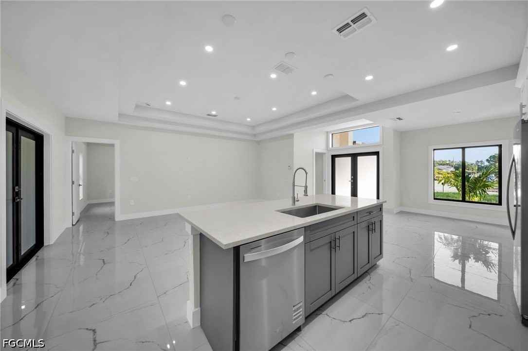 636 Ladd St - Photo 4 of 25