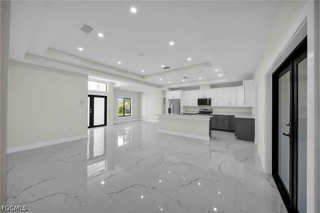 636 Ladd St - Photo 5 of 25