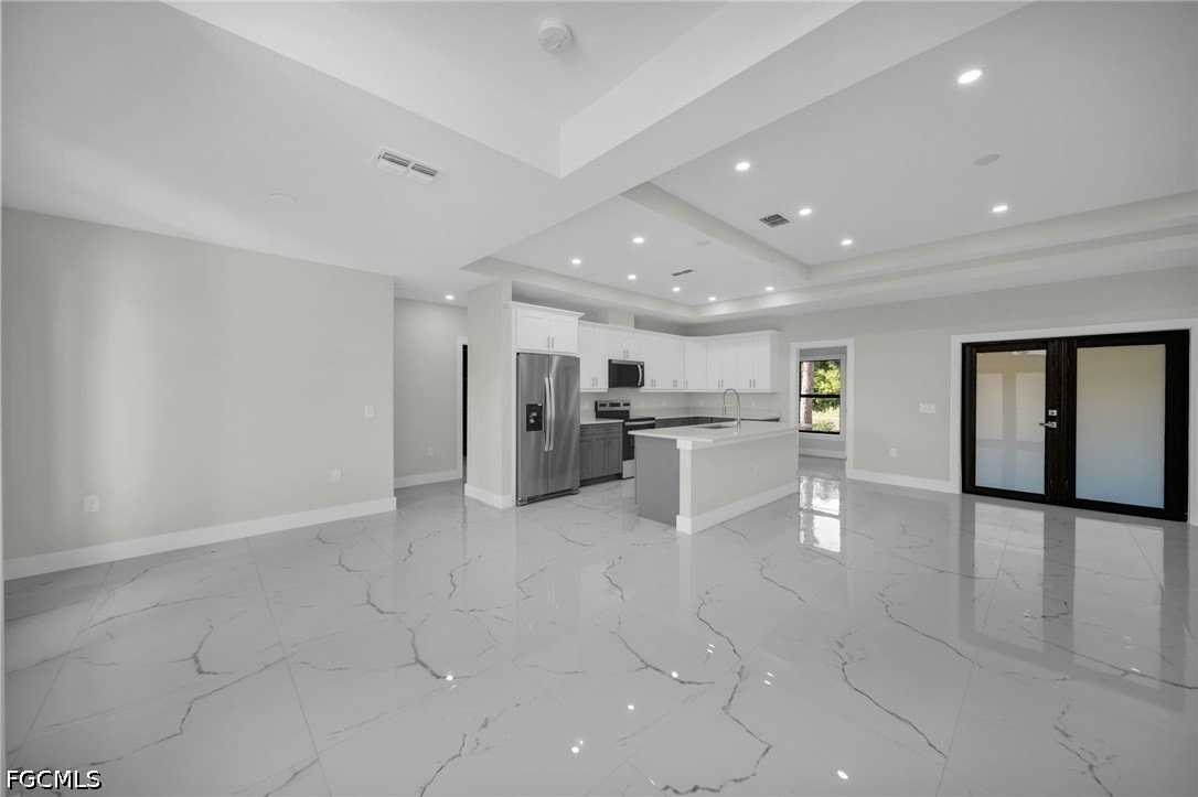 636 Ladd St - Photo 6 of 25