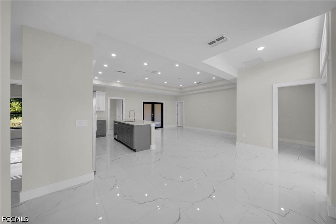 636 Ladd St - Photo 7 of 25