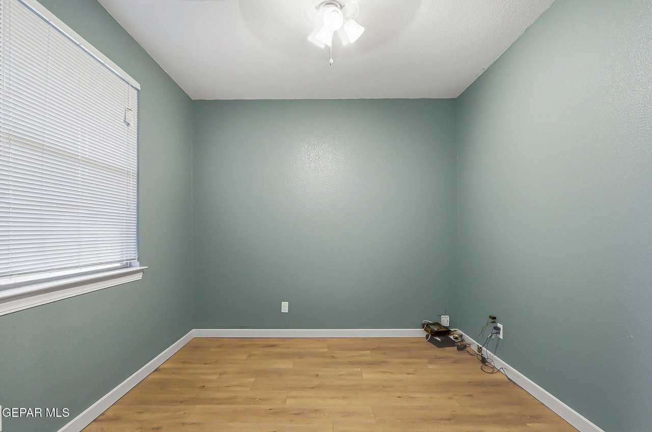 14305 S Cave Ave - Photo 3 of 39