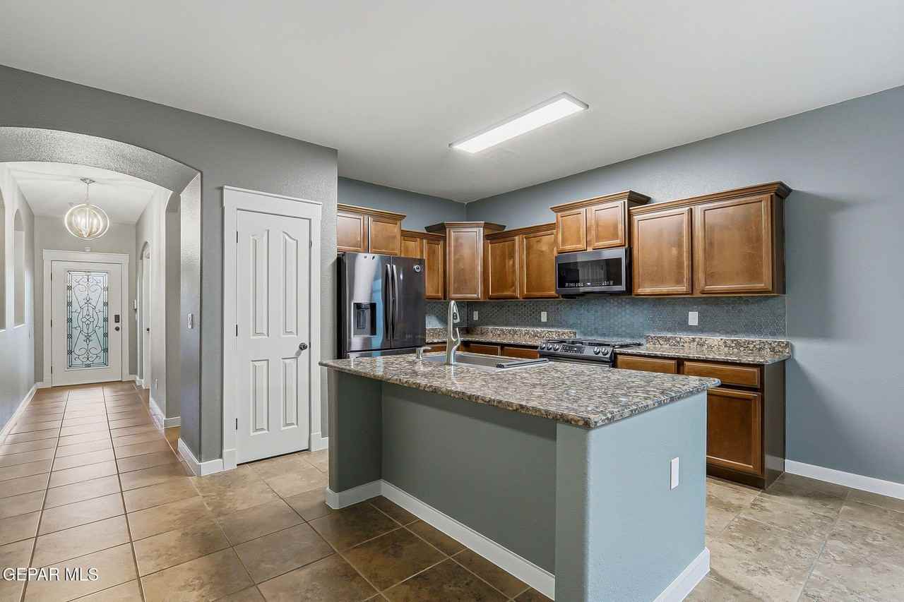 14305 S Cave Ave - Photo 7 of 39