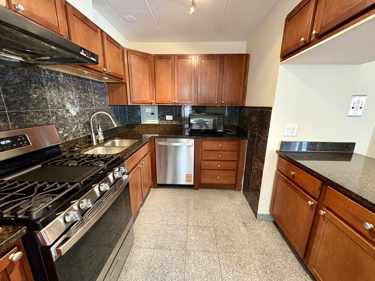 2115 W Farwell Ave #202 - Photo 7 of 8