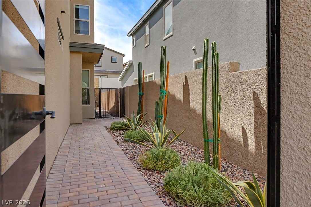 3259 Fountaintree Ave - Photo 4 of 35