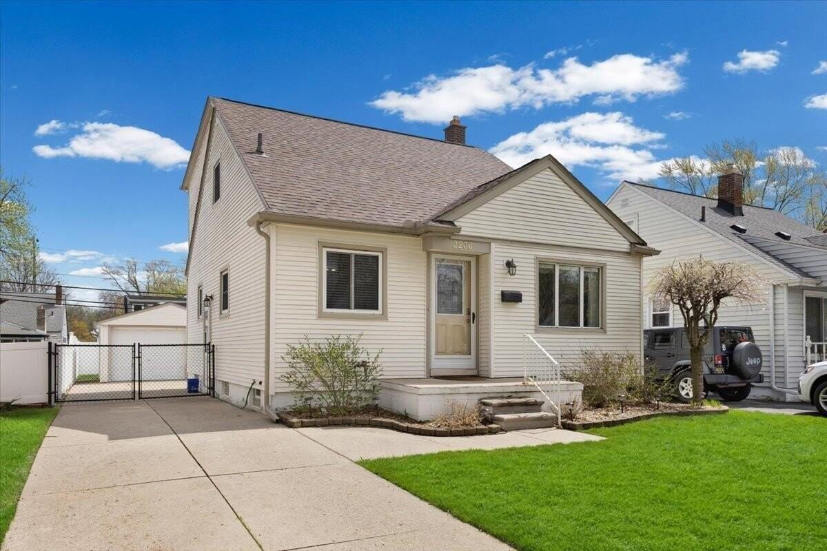 2236 Tyler Ave - Photo 3 of 34