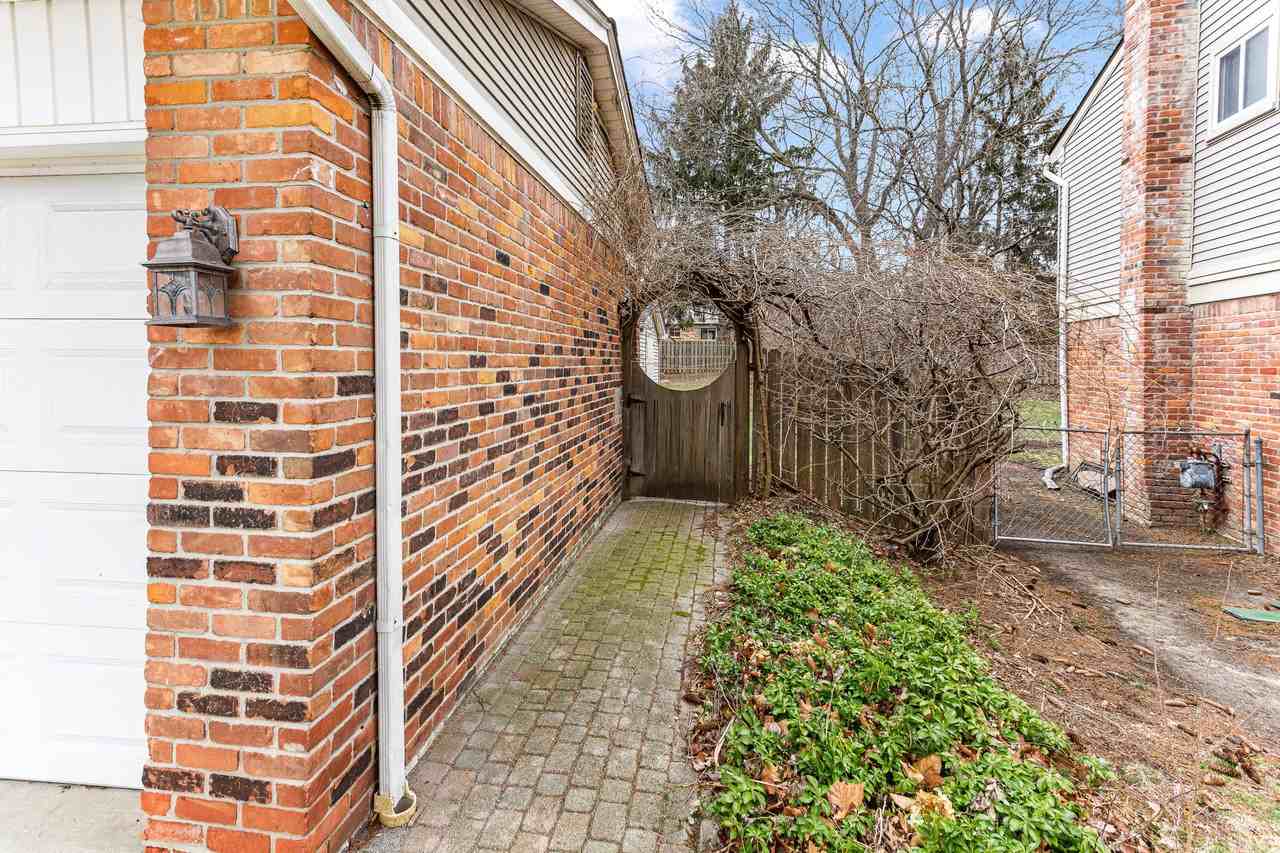 1698 Lexington St - Photo 3 of 37