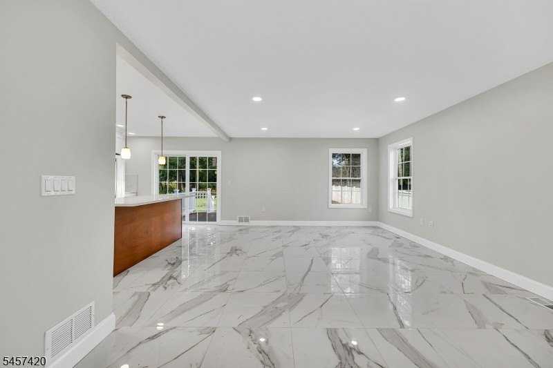 283 S Michigan Ave #A - Photo 5 of 33
