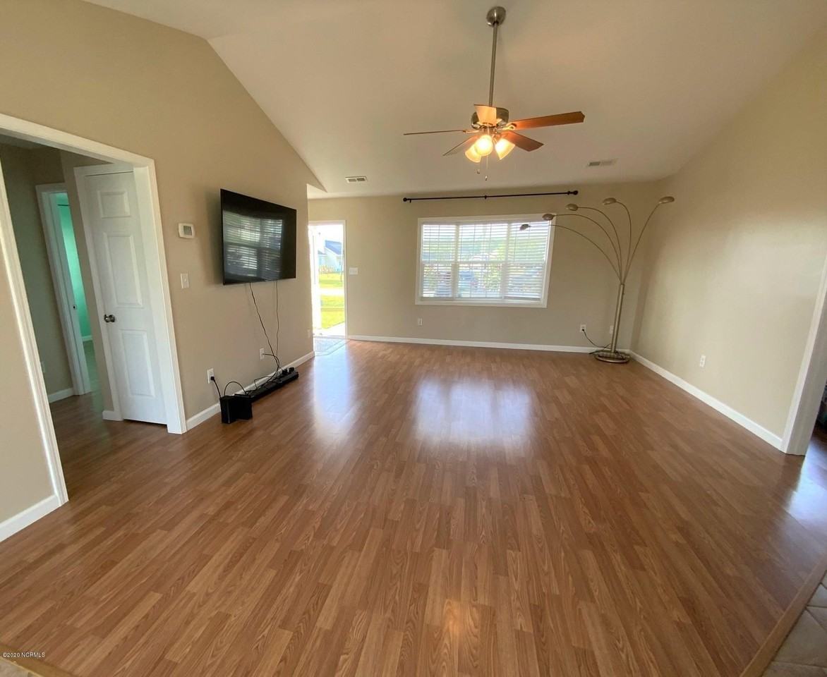 205 Zachary Ln - Photo 3 of 15