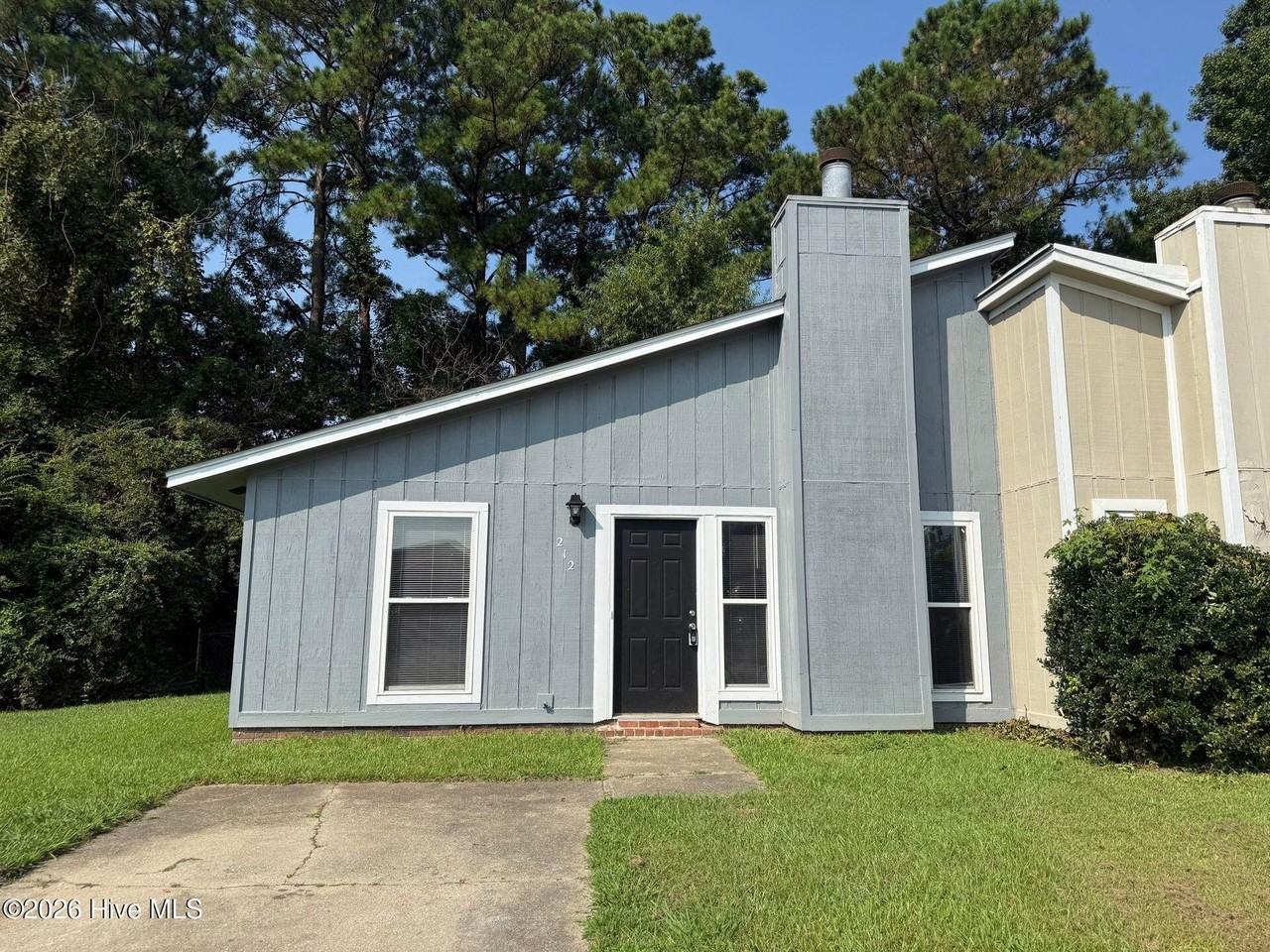 212 Tamarack Ct - Photo 2 of 13