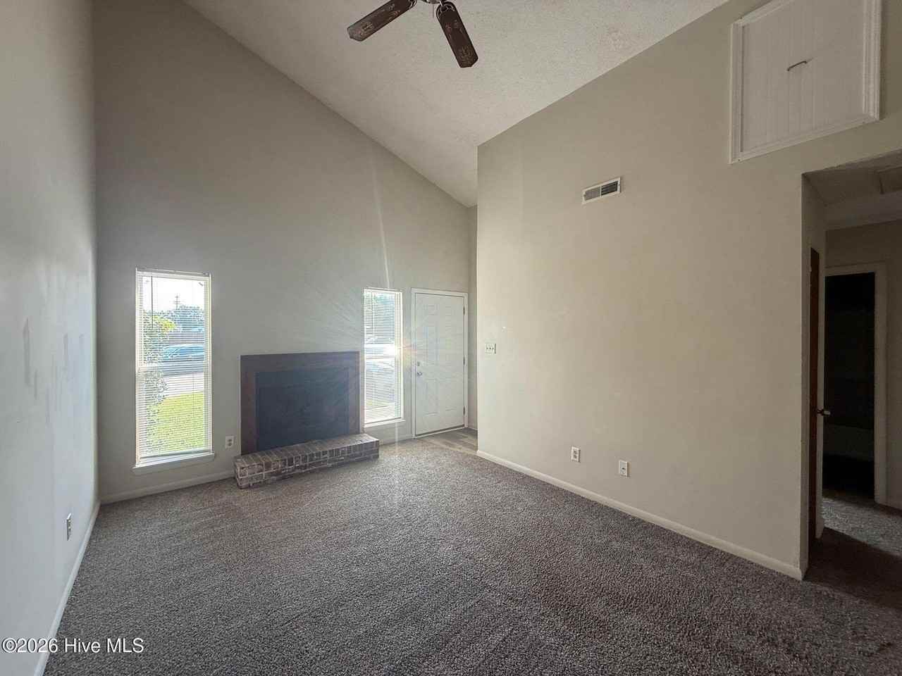 212 Tamarack Ct - Photo 3 of 13