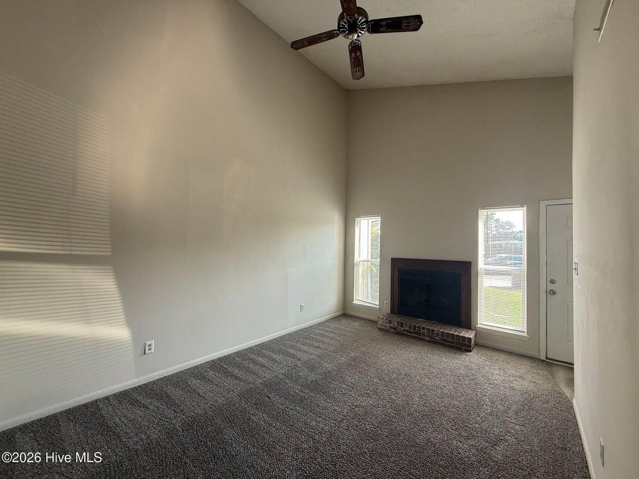 212 Tamarack Ct - Photo 4 of 13