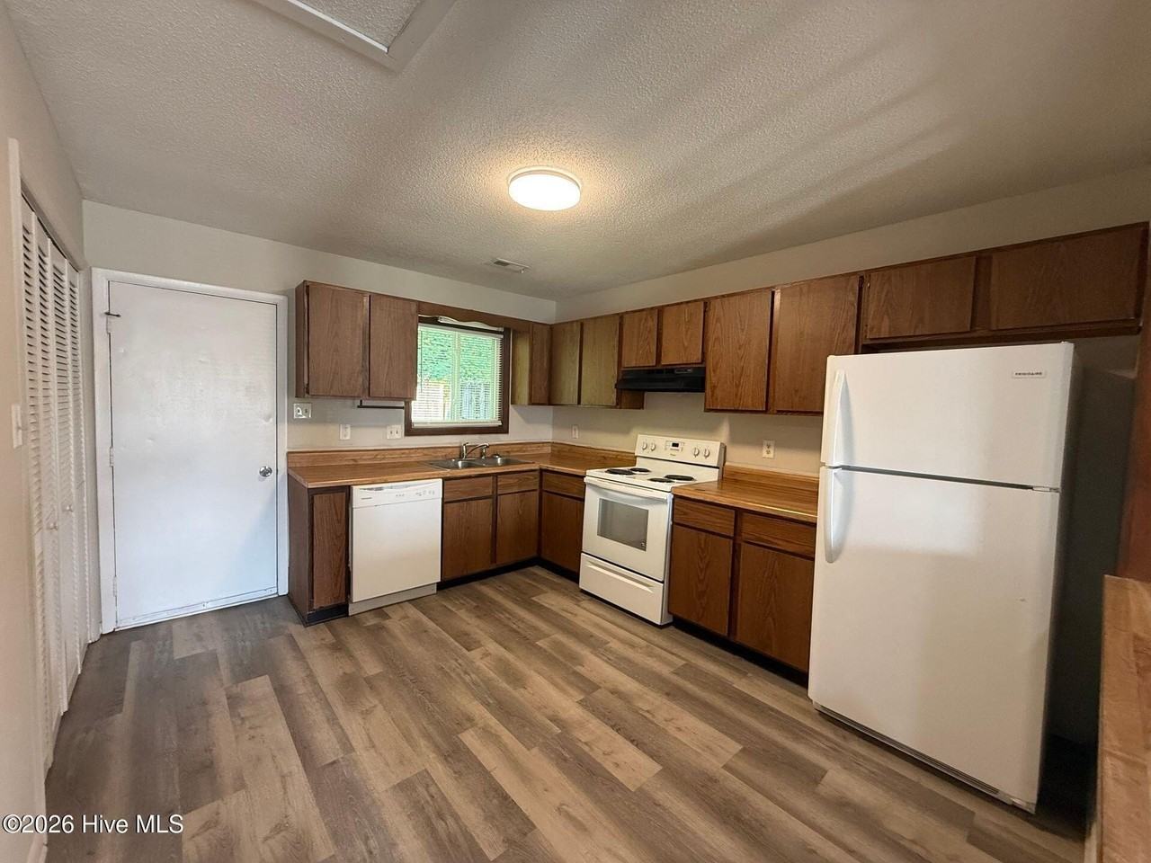 212 Tamarack Ct - Photo 5 of 13