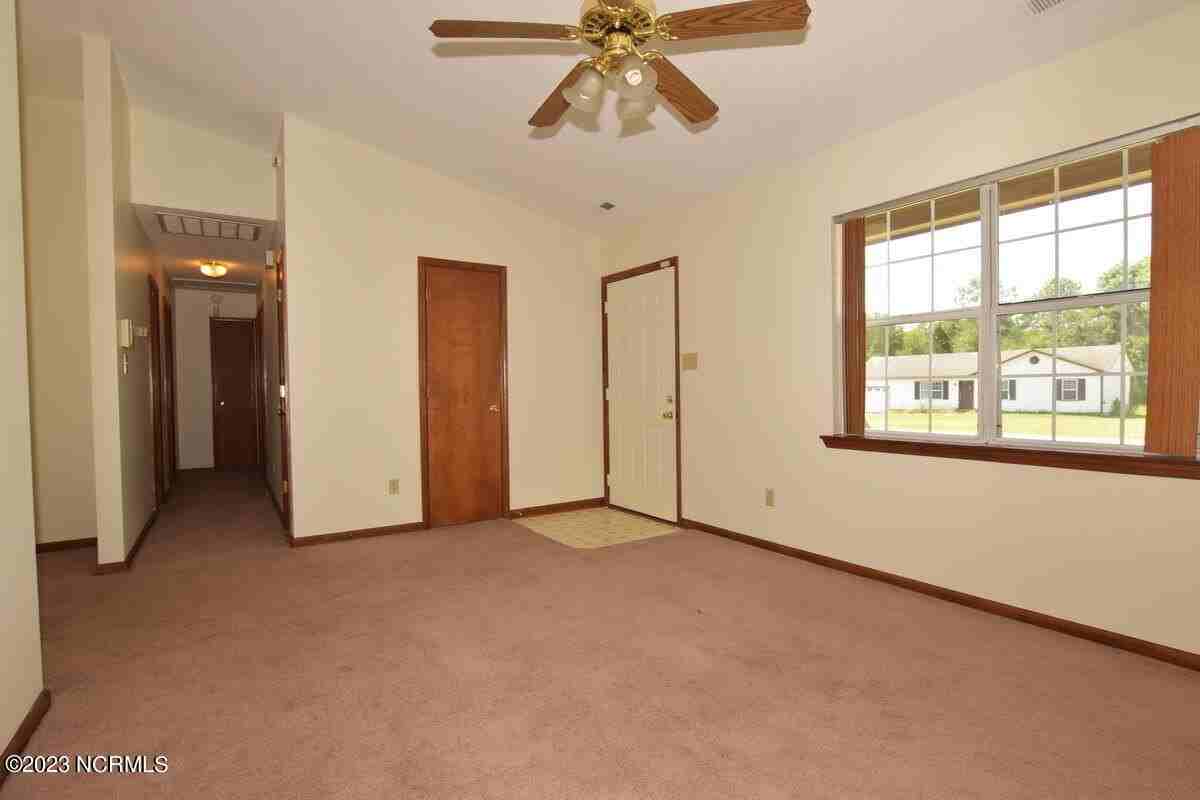 415 Oregon Trl - Photo 3 of 25