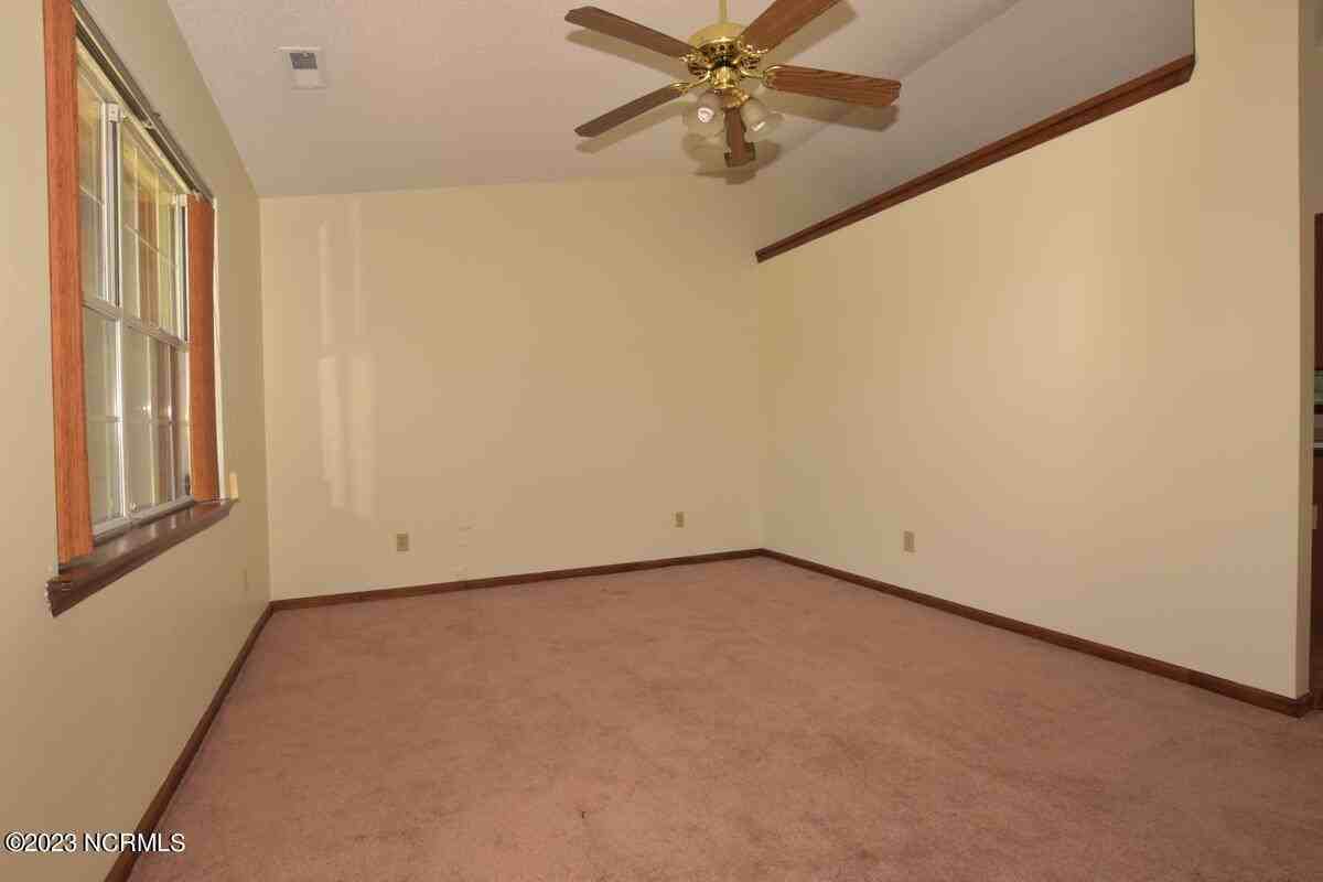 415 Oregon Trl - Photo 4 of 25