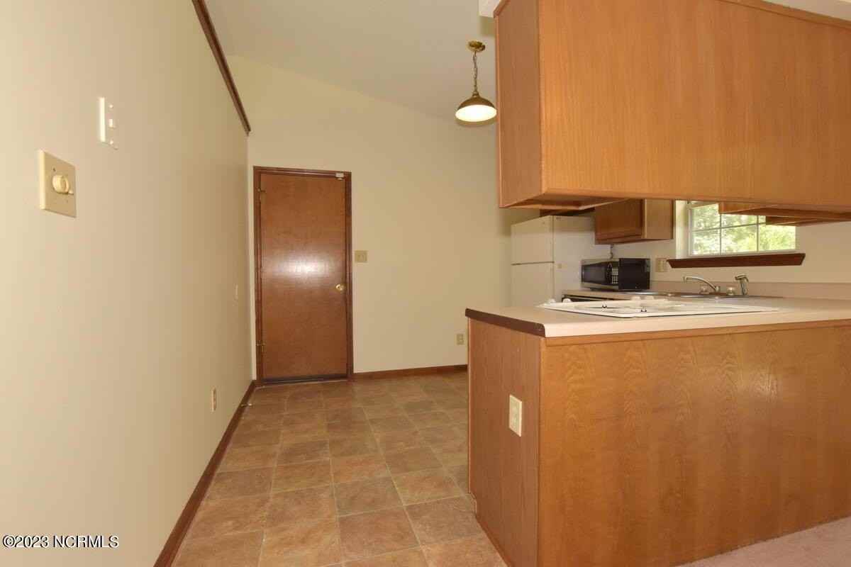 415 Oregon Trl - Photo 7 of 25
