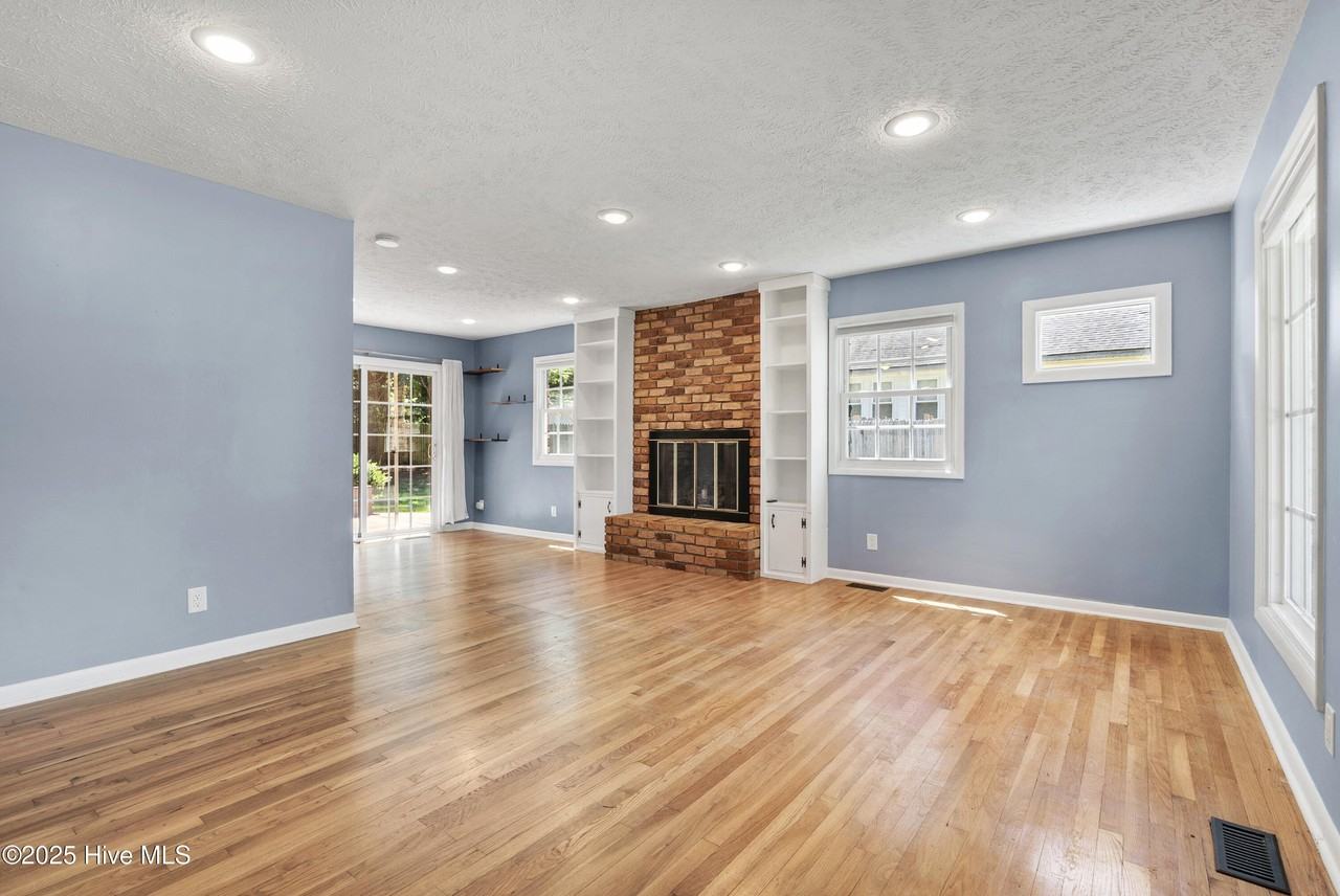 1355 N Ridge St - Photo 4 of 18