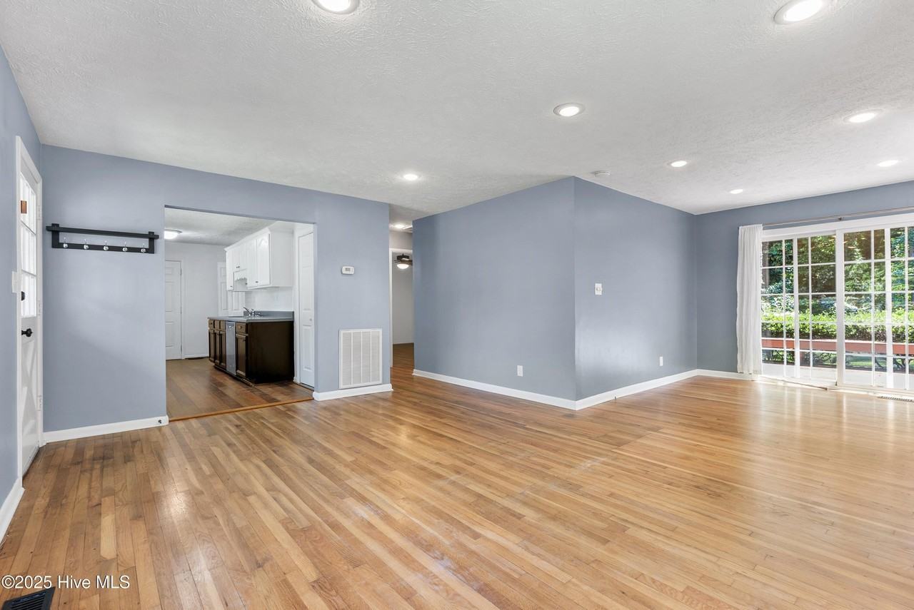 1355 N Ridge St - Photo 5 of 18