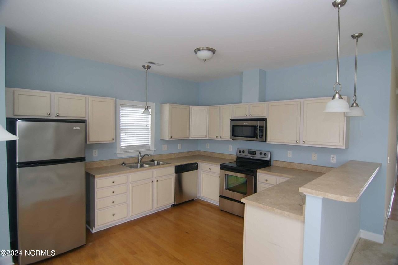 4004 Bluebill Dr - Photo 3 of 12
