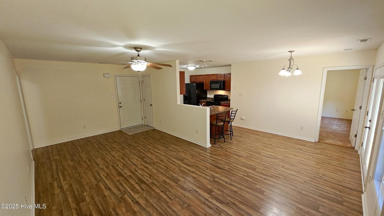 100 Constitution Ave - Photo 5 of 27
